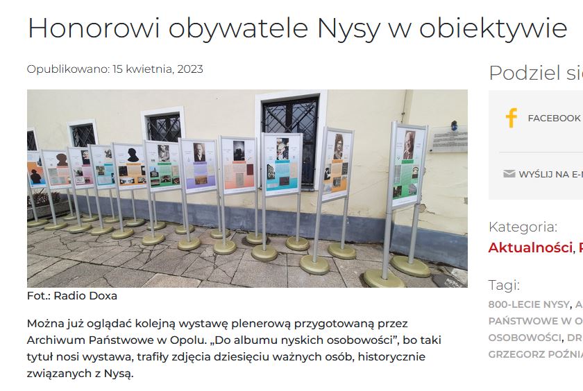 11 plansz wystawowych stojących na chodniku przed budynkiem Archiwum Państwowego w Opolu