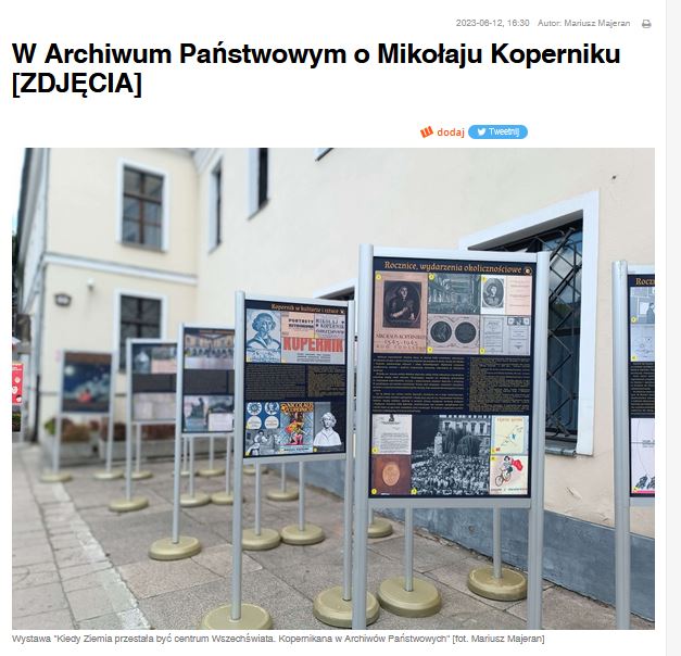 4 plansze wystawy o Kopernikanach stojące przed budynkiem Archiwum Państwowego w Opolu