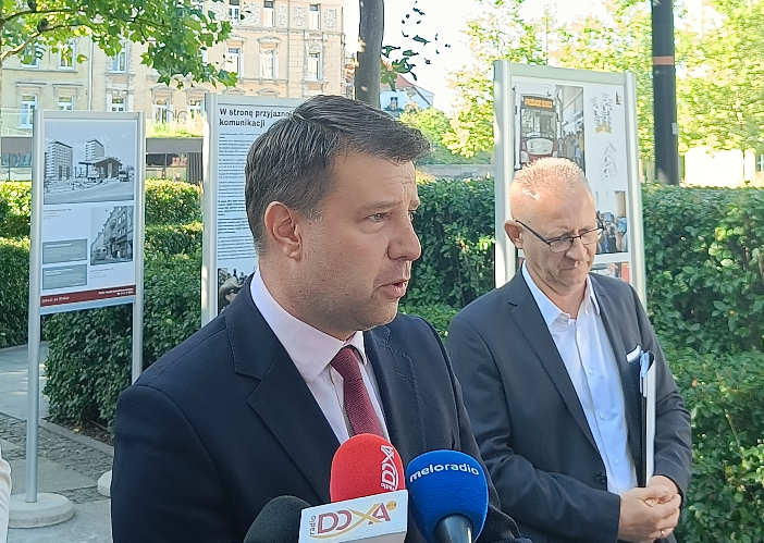 Prezydent Opola Arkadiusz Wiśniewski udziela wywiadu dla radia