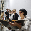 Kierownik Barbara Sypko pokazuje uczniom materiały archiwalne
