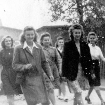 Grupa idących kobiet