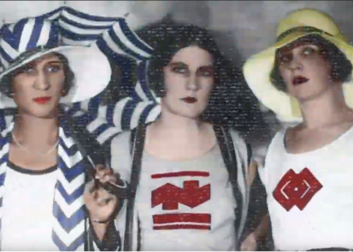Trzy kobiety z parasolami